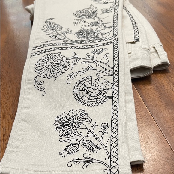 NWT Chicos Embroidered Cream Pants with Black Floral Design 1.5 / 10 Girlfriend - Picture 2 of 4
